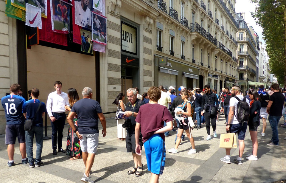 Porte close devant les Nike store des Champs lys es