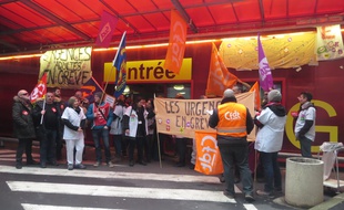 Les personnels en grève ont redécoré l'entrée des urgences