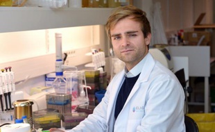Cofondateur de Eligo Bioscience, Xavier Duportet dans son laboratoire de l'Institut Pasteur à Paris le 30 octobre 2015