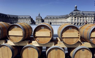 Avec une hausse de 17% en volume et 28% en valeur sur une année, les vins de Bordeaux continuent d'augmenter leur marge de progression à l'export, portés par le marché chinois et la reprise des traditionnels marchés européens ou américains, a-t-on appris lundi.