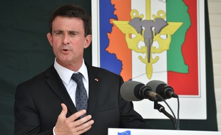 French Prime Minister Manuel Valls speaks at the 43rd BIMA French military compound upon his arrival in Abidjan on October 30, 2016, during the last leg of his West African tour. / AFP PHOTO / ISSOUF SANOGO