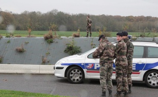 Les recherches pour retrouver le «tigre» en liberté vendredi 14 novembre où l'animal avaita été aperçu à côté d'une station service.