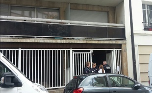 La police bouclait l'accès à l'immeuble, rue Le Bua (20e), où un couple a été retrouvé égorgé dans son appartement, ce vendredi.