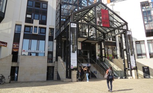 La médiathèque centrale Jacques-Demy, quartier Gloriette à Nantes.