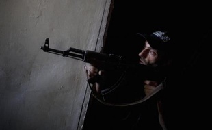Des combats ont opposé samedi des rebelles de l'Armée syrienne libre à des jihadistes d'Al-Qaïda qui tentaient de mettre la main sur des armes appartenant à l'ASL dans le nord-ouest du pays, selon une ONG syrienne.