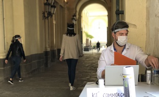 Illustration d'une distribution de masques aux commerçants de Rennes.