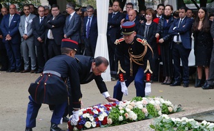 François Hollande dépose une gerbe lors de la cérémonie d'hommage aux victimes du terrorisme.