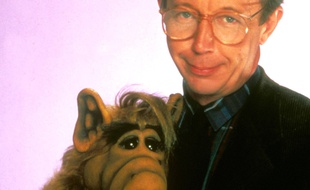 Max Wright pose avec la marionnette de Alf en 1985.