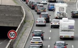 La circulation restait relativement fluide jeudi à 07H00 sur les grands axes routiers d'Ile-de-France, avec 90 km de ralentissements et de premiers bouchons, supérieurs de moitié au niveau habituel à la même heure, selon le Centre régional d'information et de coordination routières (CRICR).