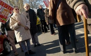 Près de 600.000 personnes (599.000) étaient bénéficiaires du minimum vieillesse en 2006, soit 4,5% des personnes âgées de 65 ans et plus, majoritairement des femmes et des personnes seules, selon une étude de la Drees (ministères du Travail et de la Santé) publiée lundi.