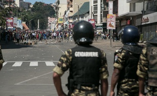 Des heurts entre la police et les manifestants ont éclaté à Antananarivo, à Madagascar, le 21 avril 2018.