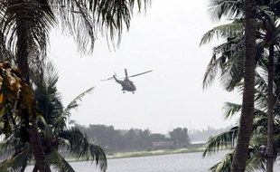Un hélicoptère militaire français de l'opération Licorne survole Abidjan le 9 avril 2011.