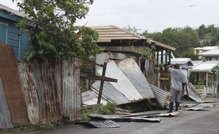 Un habitant de Saint John's, sur l'île d'Antigua, constate les dégâts après le passage de l'ouragan Irma, le 6 septembre 2017.