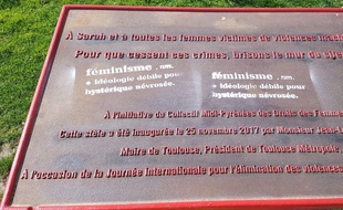 La stèle toulousaine en hommage aux femmes victimes de violence a été taguée.