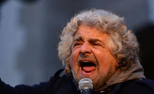 Il fait un froid glacial sur la place de Sondrio, petite ville italienne au pied des Alpes, mais la foule est venue en masse. Sur scène, l'homme qui vocifère s'appelle Beppe Grillo, et son Mouvement s'annonce comme le grand phénomène des prochaines élections.