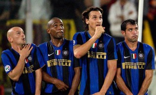 Des joueurs de l'Inter de Milan tentent d'intercepter un coup franc tiré par Francesco Totti de l'AS Roma lors d'un match comptant pour le championnat italien, le 19 octobre 2008.