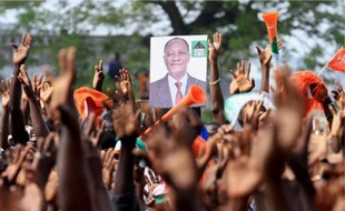 Des partisans d'Ouattara ont été tués dans la nuit de mercredi à jeudi à Abidjan.Une manifestation de soutien à Alassane Ouattara, le 20 novembre à Abidjan.