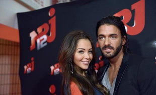Nabila Benattia et son compagnon Thomas Vergara à Paris le 21 octobre 2013