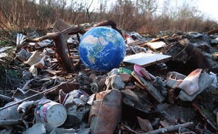 Un globe terrestre au milieu d'une décharge.