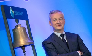 Bruno Le Maire et la cloche d'Euronext, la Bourse de Paris.