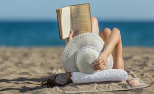 La lecture reste une des activités préférées des Français sur la plage.