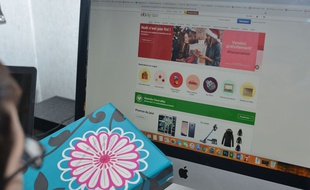 Un internaute effectue un achat en ligne (Illustration).