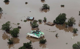 Des civils ont trouvé refuge sur le toit d'un bâtiment à Beira, au Mozambique, après le passage du cyclone Idai.