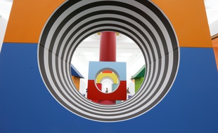 L'exposition «Daniel Buren. Comme un jeu d’enfant, travaux in situ» se prolonge jusqu'au 8 mars 2015 au Musée d'art moderne et contemporain de Strasbourg.
