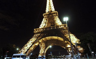 Des policiers montent la garde après l'évacuation de la Tour Eiffel à la suite d'une alerte à la bombe, le 14 septembre 2010.