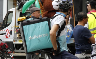 Un livreur Deliveroo à Grenoble, le 3 juin 2017.