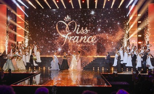 Sur la scène de l'élection de Miss France 2020, à Marseille, le 14 décembre 2019.