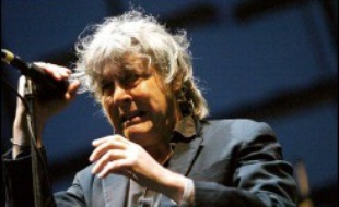 Les chanteurs Arno et Tom Barman sont les têtes d'affiche des concerts sans précédent organisés dimanche dans quatre villes belges pour faire barrage au parti d'extrême droite Vlaams Belang, qui rêve de prendre la mairie d'Anvers aux municipales du 8 octobre.