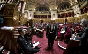 Des huissiers travaillent au Sénat, le 13 novembre 2013.