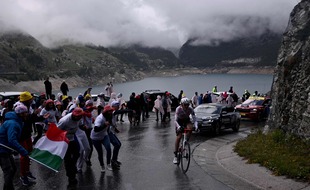 Malgré les conditions météo très difficiles, la foule était présente aux abords du lac de Tignes pour fêter le futur vainqueur d'étape Ben O'Connor.