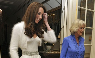 Kate, désormais duchesse de Cambridge, et Camilla, duchesse de Cornwall, s'apprêtent à rejoindre Buckingham Palace pour la soirée, le 29 avril 2011 à Londres (Grande-Bretagne).