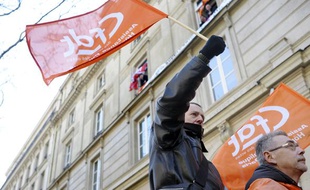 Des membres du personnel des Hôpitaux de Paris (AP-HP) se tiennent devant le siège de l'organisation, occupé par ses personnels, le 11 mars 2010.