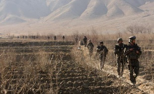 Un capitaine et un adjudant ont déposé une plainte contre X devant le tribunal aux armées de Paris pour atteintes involontaires à l'intégrité de la personne, à la suite de l'explosion de mines en 2008 alors qu'ils servaient en Afghanistan, a-t-on appris auprès de leur avocate.