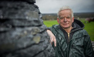 L'artiste britannique Andy Goldsworthy, le 12 février 2016 à Chaumont-sur-Loire (Loire-et-Cher)