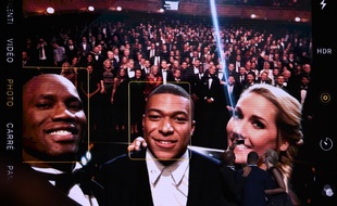 Didier Drogba et Kylian Mbappé prennent un selfie lors de la cérémonie du Ballon d'or, le 2 décembre 2019.