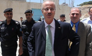 Un nouveau gouvernement de l'Autorité palestinienne, dirigé par l'universitaire Rami Hamdallah, a prêté serment jeudi soir à Ramallah, en Cisjordanie, a constaté l'AFP.