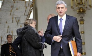 L'avocat d'un enseignant du Collège interarmées de défense, renvoyé sous l'accusion de soutien aux théories du complot sur les attentats du 11 septembre 2001, a annoncé vendredi son intention de saisir la Cour de justice de la République (CJR) contre le ministre Hervé Morin.