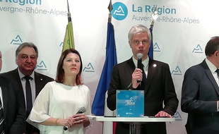 Aux côtés d'Audrey Sauvajon (à gauche), la maman de Marin, Laurent Wauquiez a annoncé le 25 mars le lancement d'un prix Marin pour récompenser annuellement un héros du quotidien.