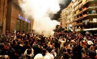 Des centaines de personnes, en grande majorité des partisans du chef de la majorité parlementaire antisyrienne Saad Hariri, ont fêté le départ de M. Lahoud dans le quartier de Beyrouth de Tarik Jdidé, en dansant la dabké, danse traditionnelle libanaise.