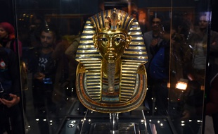 Le masque de Toutankhamon, dont la barbe a été restaurée, est présenté au musée du Caire, le 16 décembre 2015.
