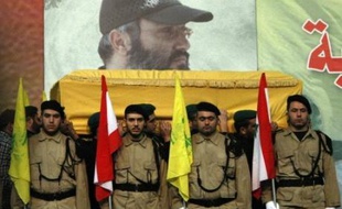 Dans la banlieue sud de Beyrouth, des haut-parleurs dans les rues diffusent des chants glorifiant la guerre sainte et le martyre, et faisant l'éloge d'Imad Moughnieh, considéré par les partisans du Hezbollah comme un "héros" de la résistance face à Israël.