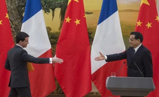 Le Premier ministre français Manuel Valls et son homologue chinois Li Keqiang le 29 janvier 2015 au Palais du Peuple à Pékin