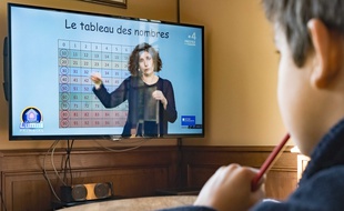 Un enfant travaille pendant la période de confinement dûe à la crise sanitaire.