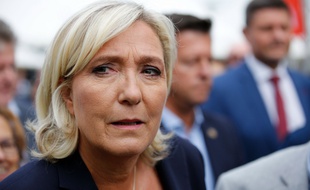Marine Le Pen cherche du regard d'éventuels alliés.