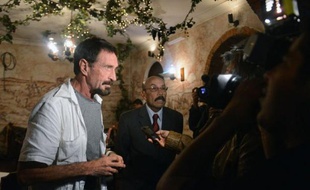 John McAfee, fondateur et ex-patron américain de la société éponyme de sécurité informatique recherché par le Belize dans le cadre d'une enquête sur un meurtre, a annoncé mardi qu'il allait demander l'asile politique au Guatemala, pays voisin.