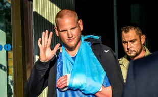 Le soldat Spencer Stone (G), l'un des héros de l'attaque du train Thalys, quitte l'hôpital de Lesquin (Nord de la France), le 22 août 2015